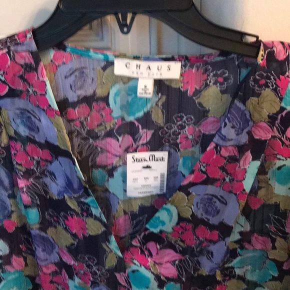 Brand new Chaus New York flower top - Picture 2 of 6